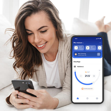 femme sourir allongee canape smartphone hc radiateur 700x700