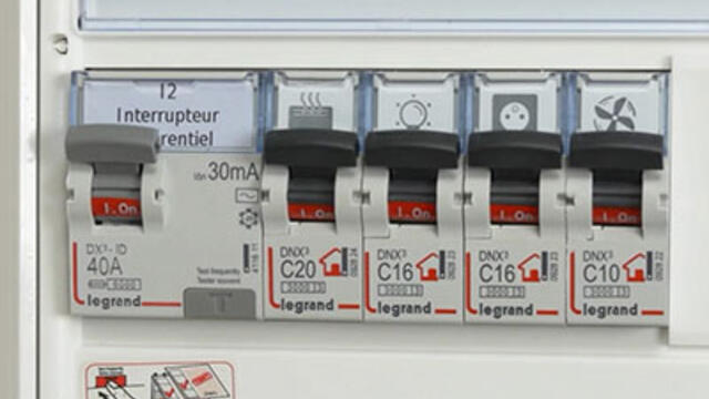 Comment installer un interrupteur différentiel dans mon tableau électrique ?