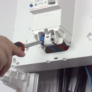 Parafoudre Legrand : comment installer un parafoudre pour protéger son  installation électrique ?  #LesTutosLegrand Les récents orages nous  rappellent que le risque d'être touché par la foudre est bien réel. Dans