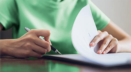 rse femme signe documents 450x250