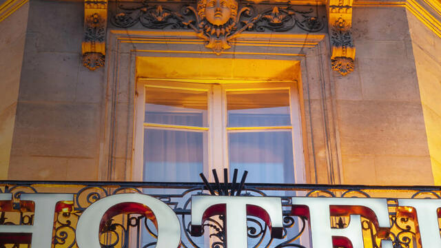 /sites/default/files/styles/640x360/public/facade hotel de luxe 960x960