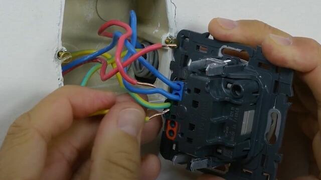 Comment installer une prise électrique avec repiquage ?
