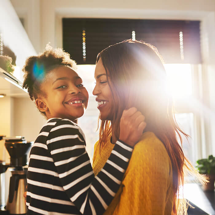 mere fille sourire cuisine 700x700